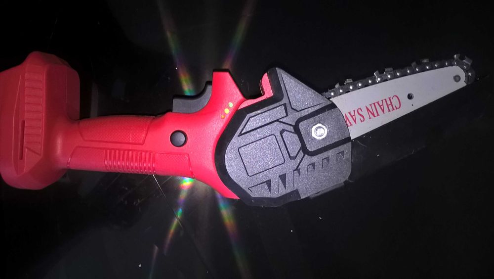 Мини- пила сучкорез аккумуляторный.