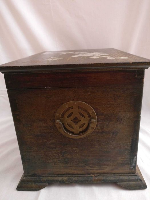 Caixa com embutidos em madre pérola