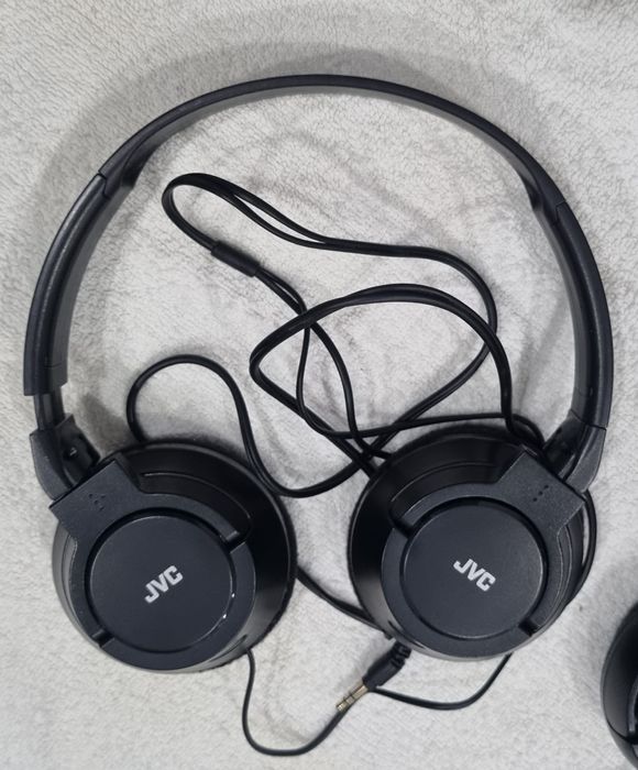 2 JVC and JBL Headphones for Parts—Both Playing on One Side Only64310017547777122