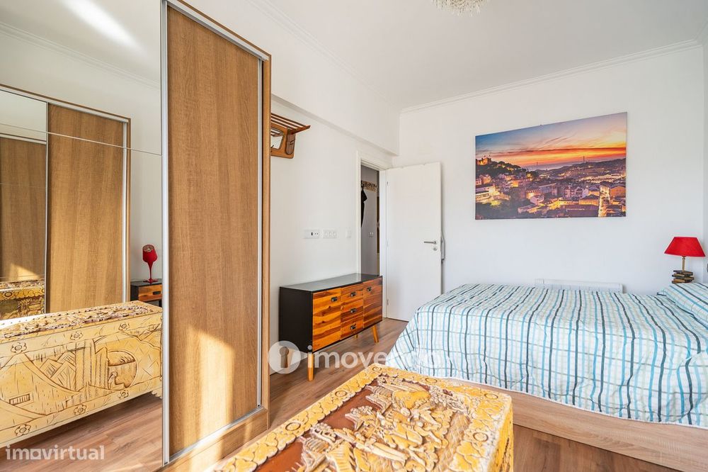 Apartamento T3+1 com áreas amplas e cozinha equipada, no Lumiar