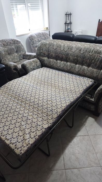 Conjunto de Sofás Clássicos (Sofá-Cama 3 Lugares + 2 Cadeirões) – Excelente Estado