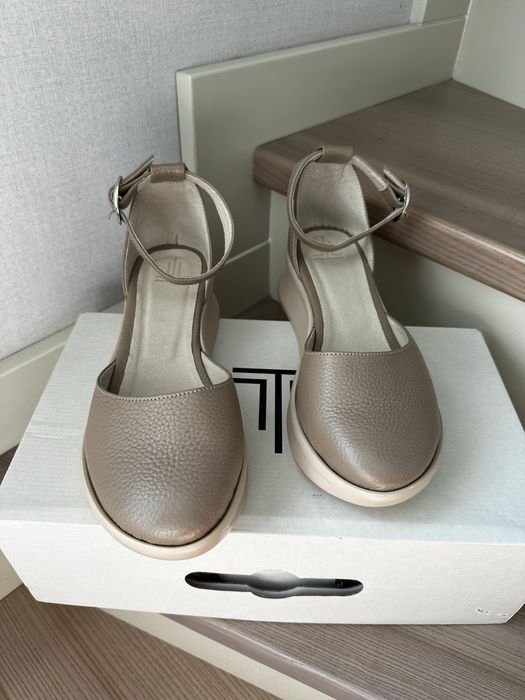 Босоніжки бежеві шкіра 39 розмір