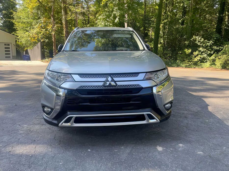 Mitsubishi Outlander      2020