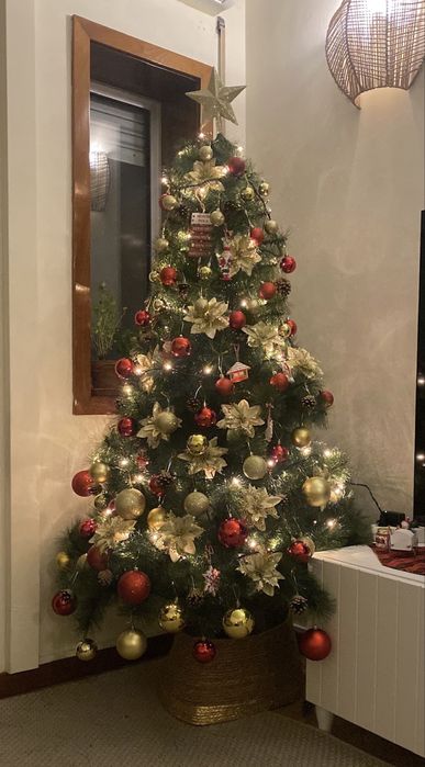 Árvore de natal de 1,60cm com enfeites