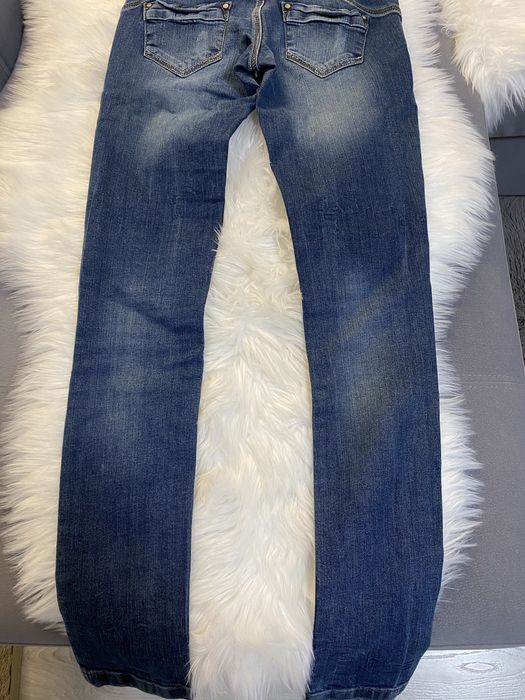 Spodnie jeans, niski stan, guziki.