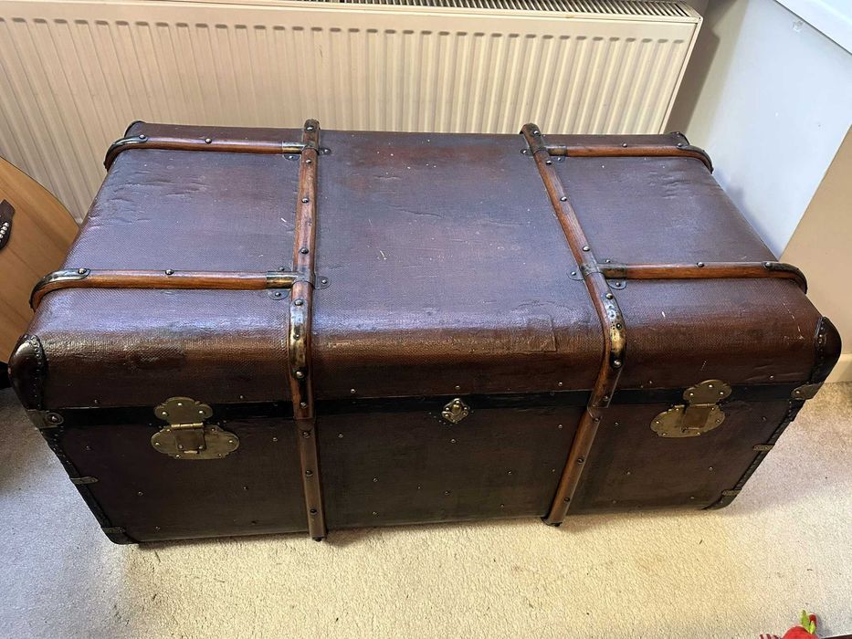 Kolonialna sypialnia: Łóżko, szafki, skrzynia, lampki