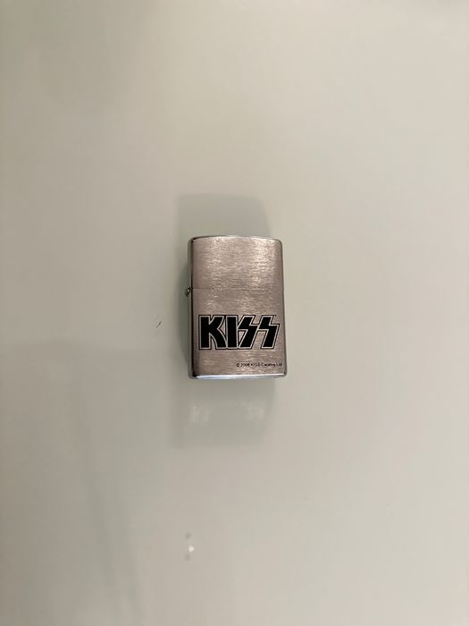 Isqueiro Zippo com icônico logo da Banda Kiss