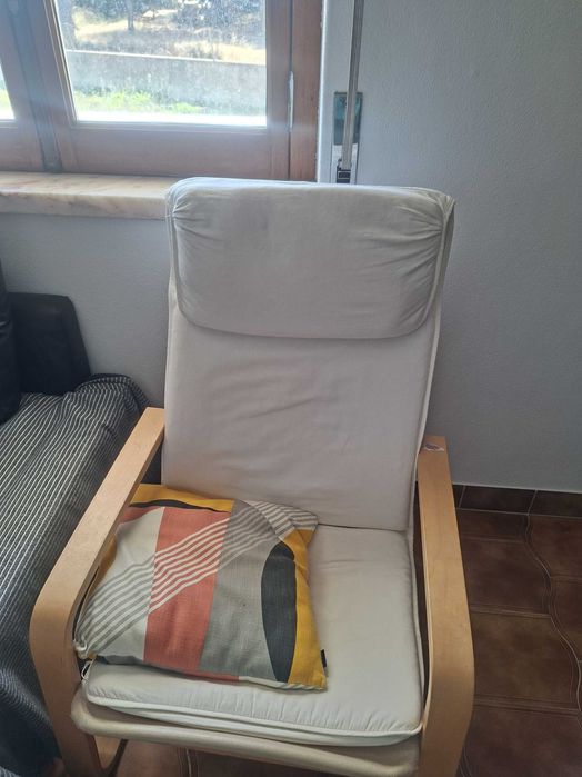 Cadeirão IKEA POÄNG usado — estrutura em madeira clara