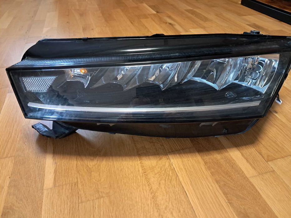 Lampa lewa przód Skoda Oktavia