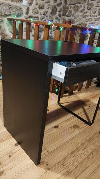 secretaria IKEA preta