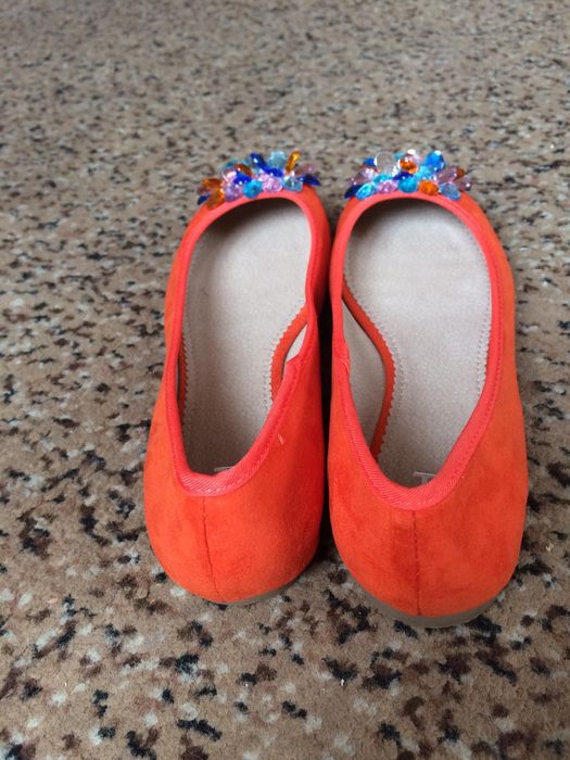 Яскраві жіночі туфлі