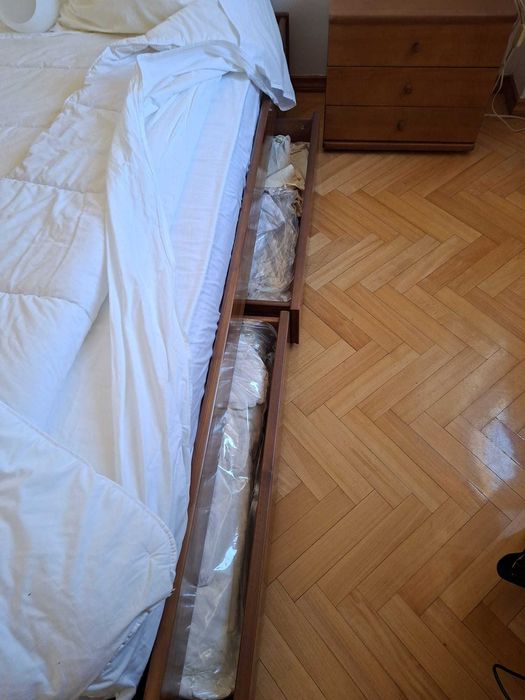 Cama de casal com 4 gavetas de arrumação