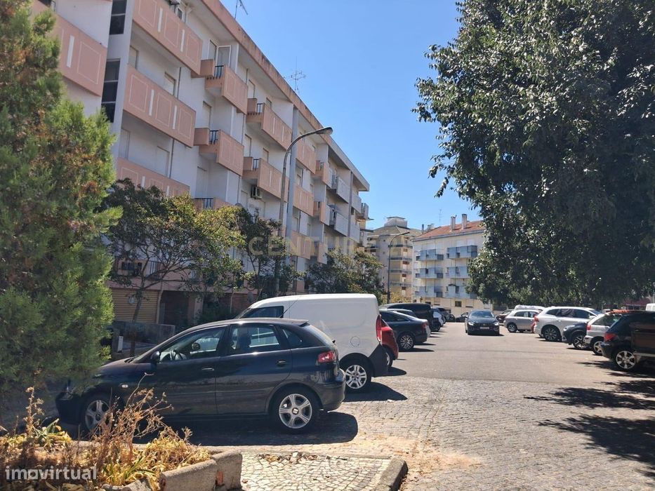 Apartamento para “ARRENDAMENTO”, de tipologia T3, com 1 WC, varanda co