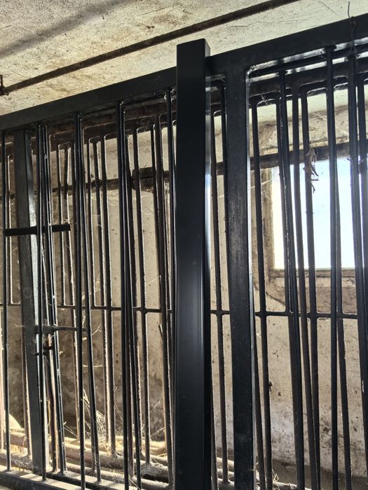 Czarny słupek ogrodzeniowy 40x60 2m grubość 1,5 ceowniki