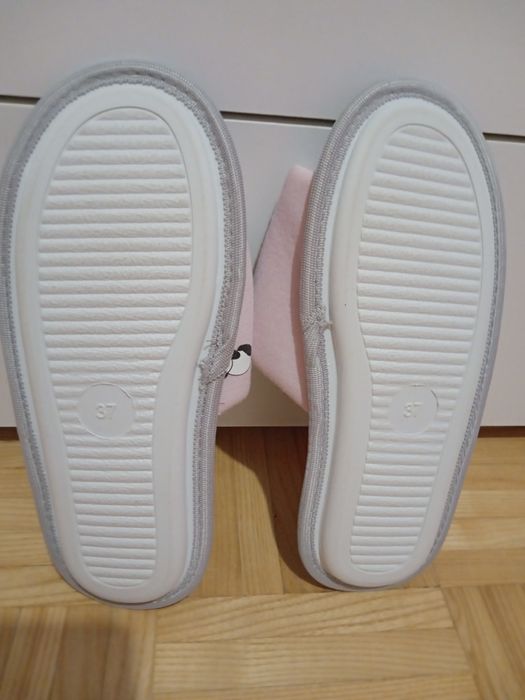 Klapki z Puscheenem i kapcie z pandą r.37