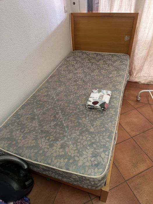 Cama de solteito com colcao