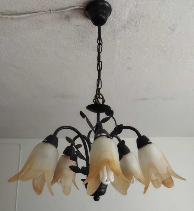 Candeeiros de teto e mesinhas de cabeceira