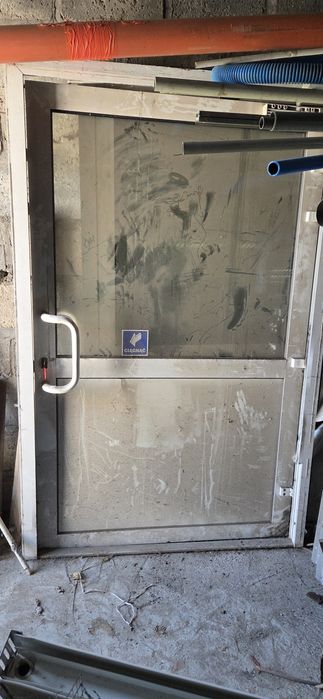 Drzwi aluminiowe.