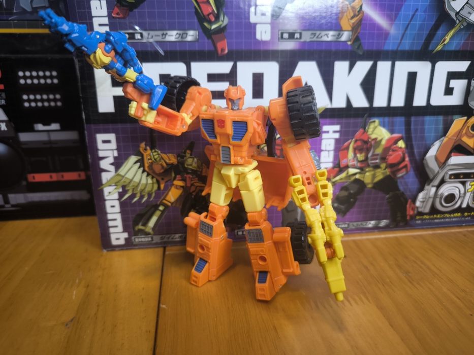 Hasbro Transformers Generations Thrilling 30 Deluxe Autobot Scoop