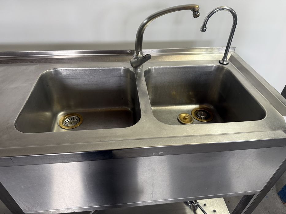 Bancada duas cubas pias com torneiras