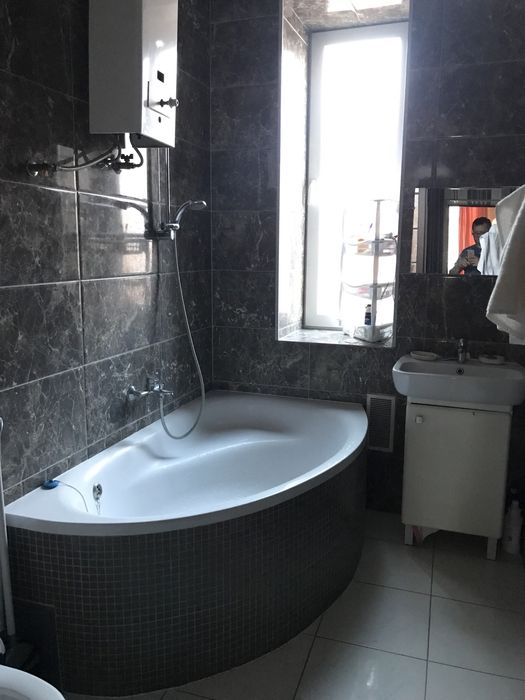 Продам свою 2 ком. Квартиру 4/4 сталинка центр, (сертификат возможен)