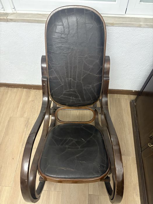 Cadeira de baloiço em madeira e em pele