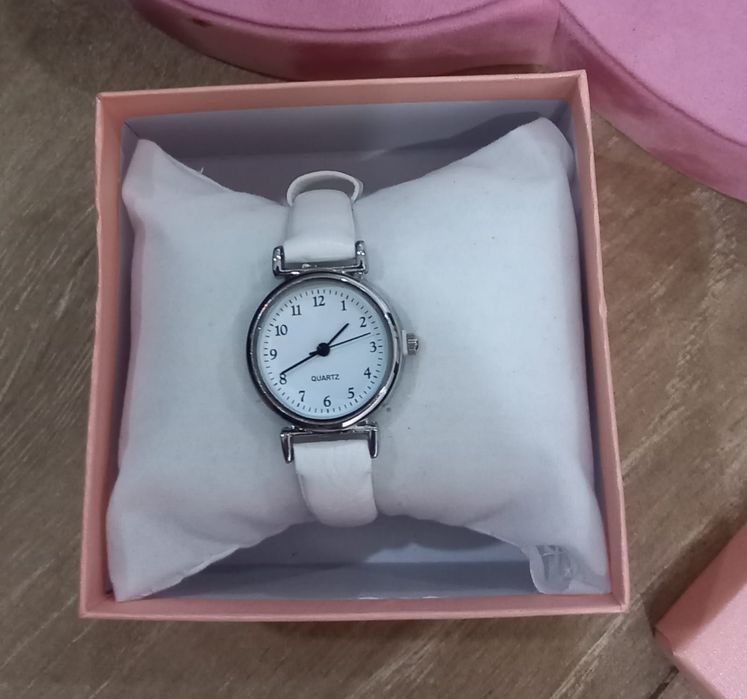 Relógio branco em caixinha