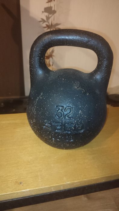 Гиря 32 кг гантели 4 кг