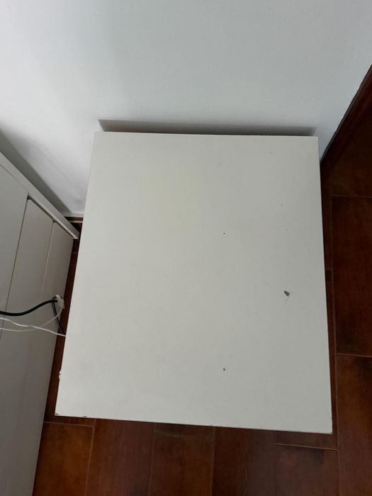 Cama solteiro com 2 colchoes incluido e a mesa de cabeceira