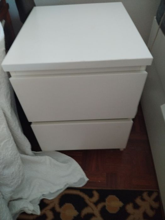 Cama e mesas de cabeceira ikea