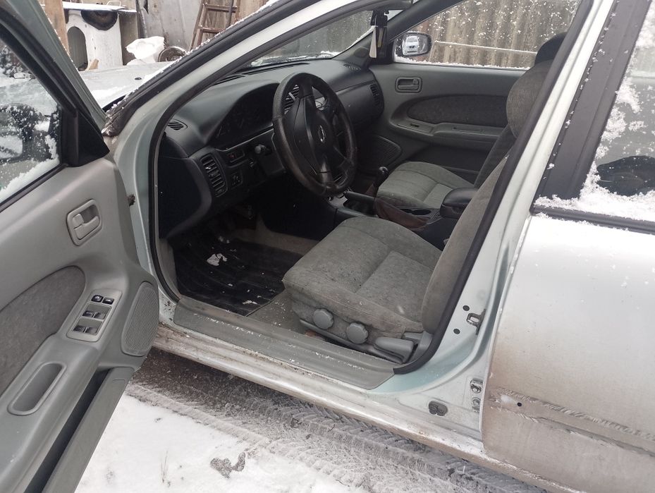 Заводиться, їде. Ходова частина в нормальному стані. Резина (Goodyear )зима вся однакова. 205/65/15. Гальма працюють, ручник робить. По електриці працює все. Скло підйомники, центральний замок, кондиціонер, музика (грає гарно). Пічка гріє. Салон не розірваний. Стакани ланжерони цілі. Днище підварювалось, ноги не випадають. Косметика+-. Підкидувались кільця ( не помогло, димить мотор) масло нове, антифриз також. Продаж по ТЕХПАСПОРТУ. Мотор Ніссан sr18.