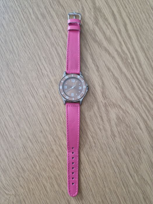 Zegarek z różowym paskiem