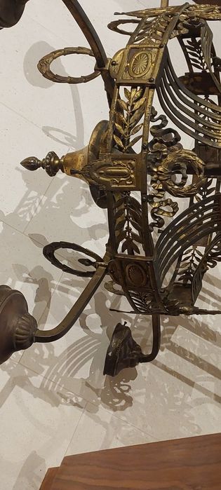 Candeeiro antigo em bronze e globos de vidro, de tecto