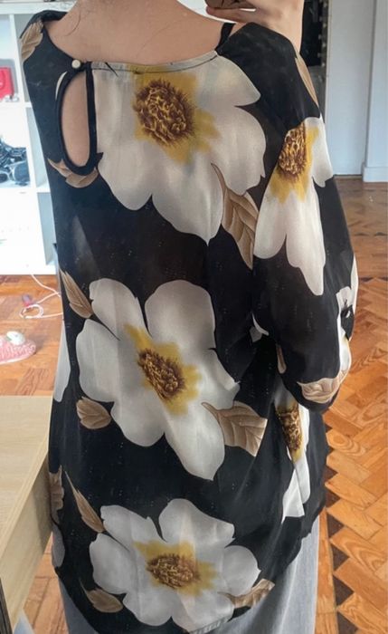 blusa preta com flores