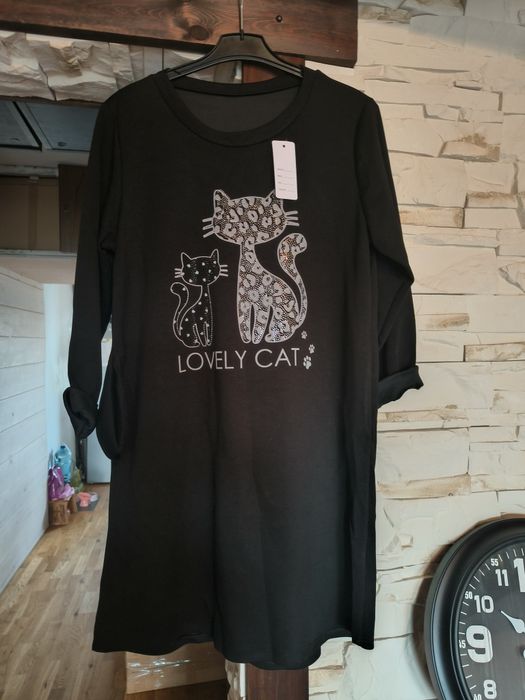 Piękna czarna tunika z kocią błyszczącą aplikacją