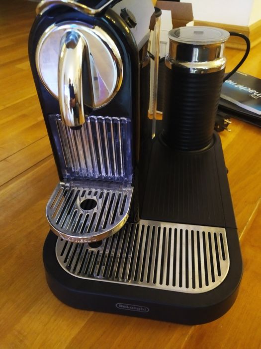 Ekspres do kawy na kapsułki DeLonghi EN265.BAE