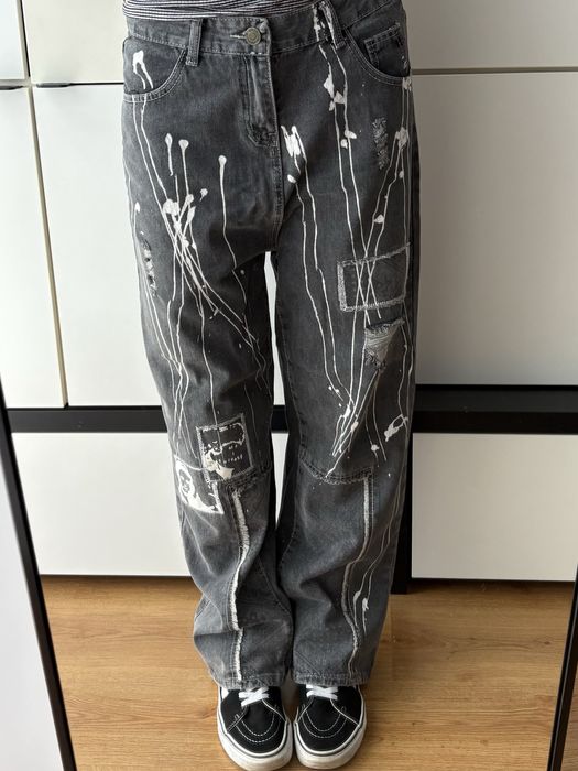 Luźne baggy szare jeansy z dziurami i nadrukiem
