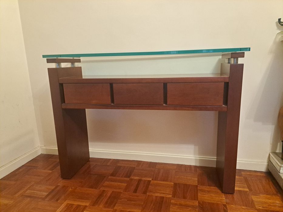 Móvel com 3 gavetas e tampo de vidro