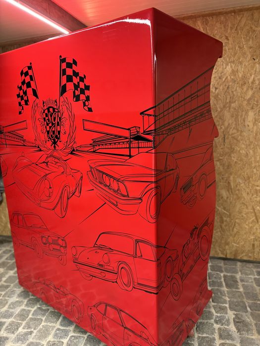 bar produzido com porta de automóvel