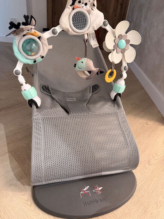 Bujaczek babybjorn z zabawką mesh szary