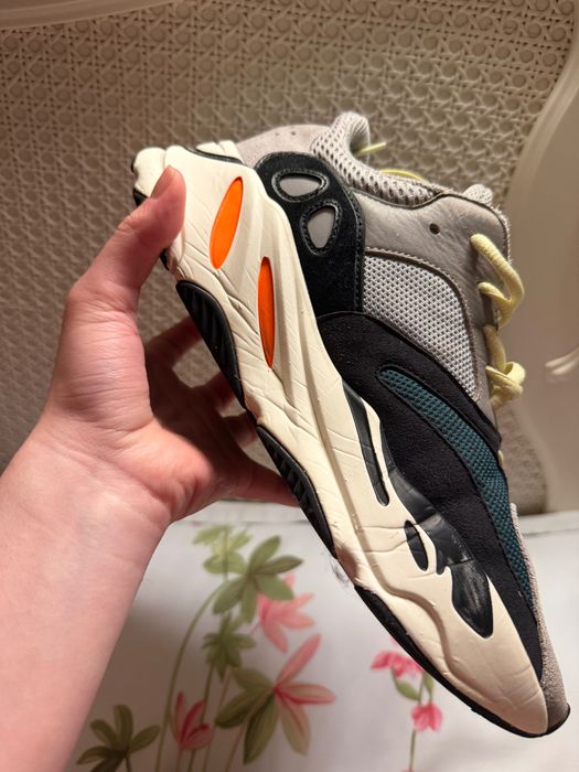 “Продаю кросівки yeezy boost 700”