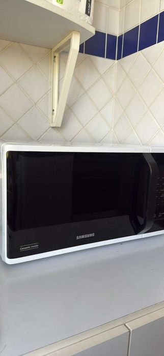 Micro-ondas Samsung branco.