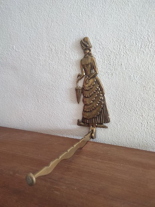 Lindo suporte  em metal para chapéu de chuva