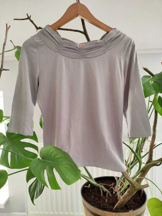 Szara wiskozowa bluzeczka z marszczeniem na dekolcie rozmiar L