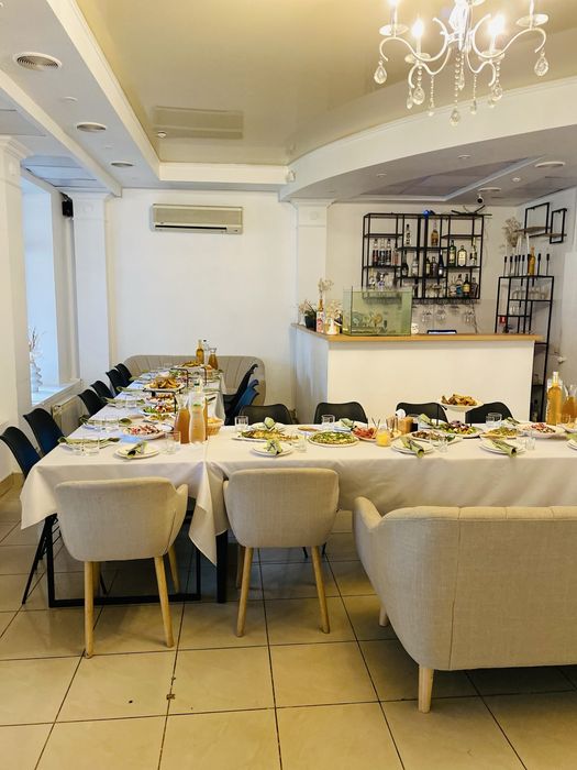 Стільці і столи, диван, барні стільц і інше майно