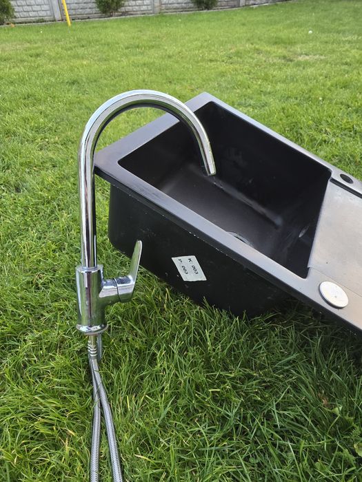 Zlew granitowy czarny z baterią