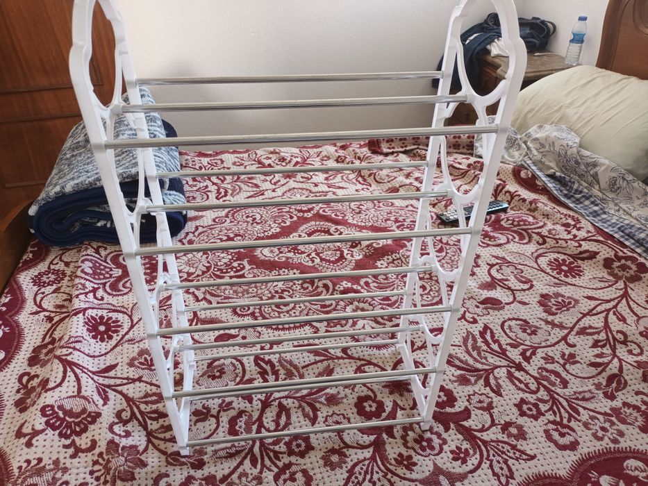 Um comedouro e bebedouro