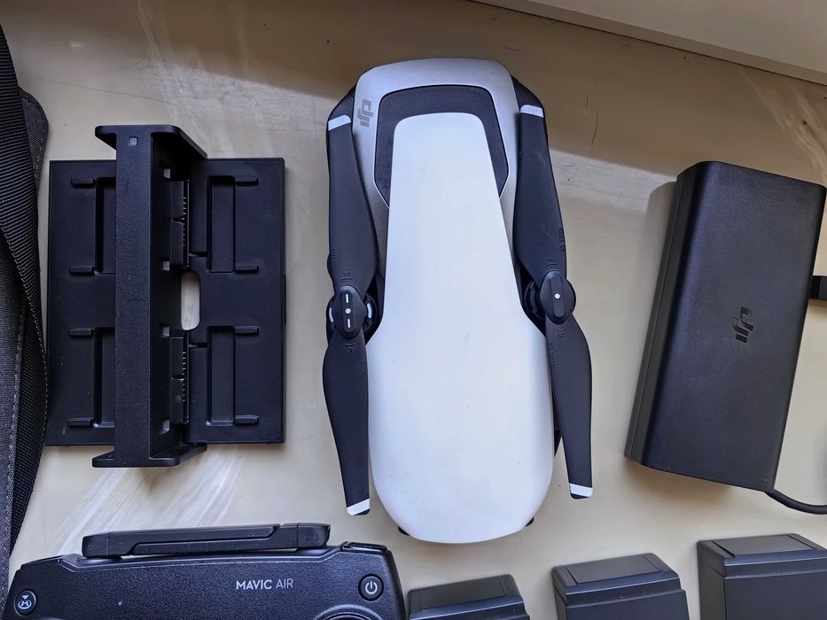 firmowy dron DJI AIR