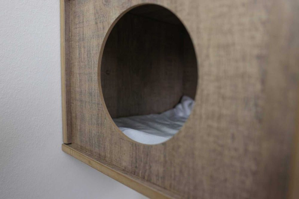 Drapak dla kota, Dinari Light, 110 cm, ścienny, biało-brązowy, Kerbl