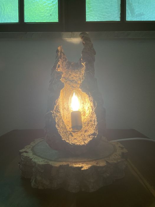 Candeeiro artesanal, rústico. Feito de cortiça. Ideal para iluminar e decorar.